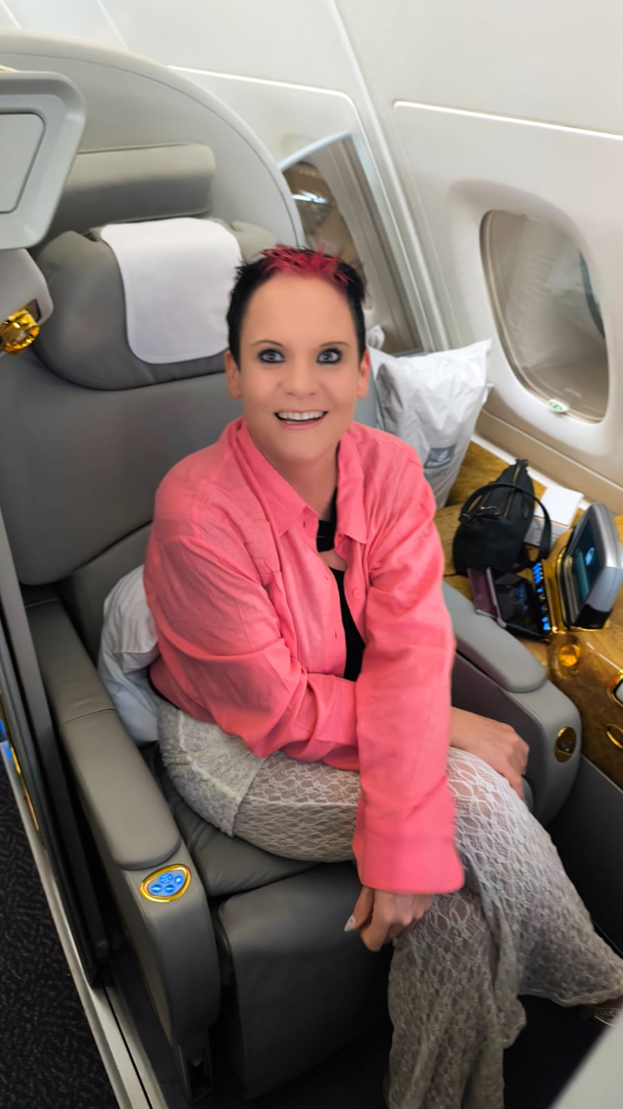 Britt in der First Class an Bord