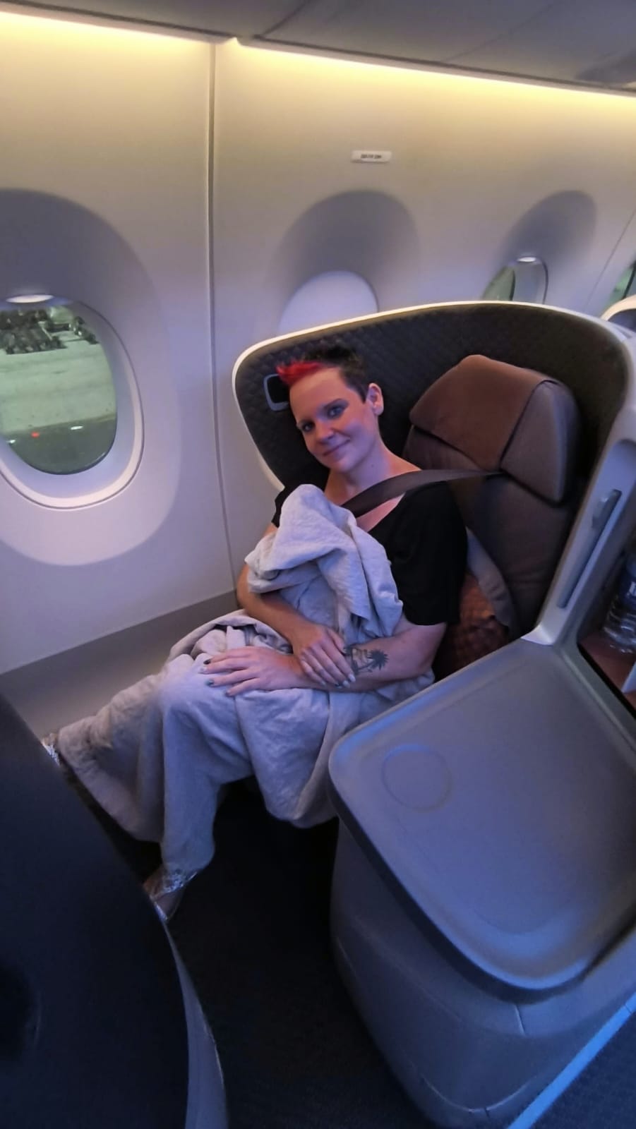Britt entspannt im Sitz der Business Class an Bord